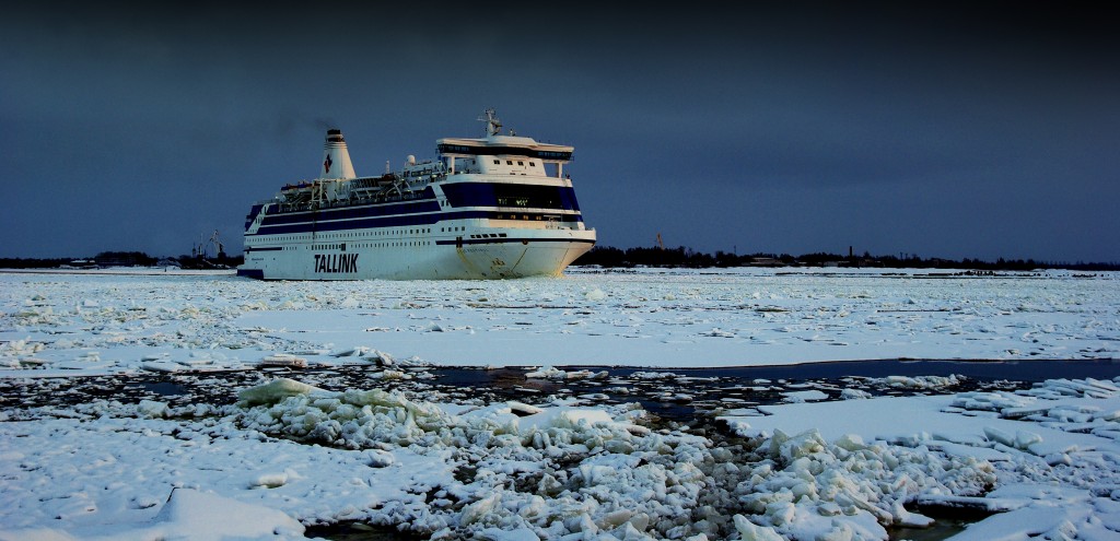 Ship on ice (3872 x 1872)