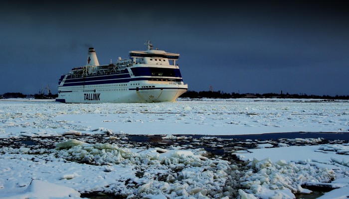 Ship on ice (3872 x 1872)